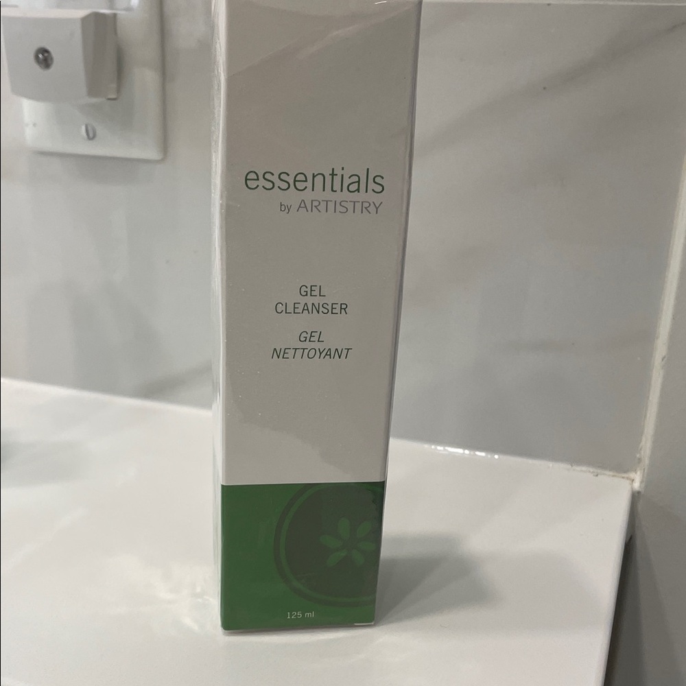 Artistry Amway Essentials Gel Cleanser - Green and White